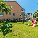 Amazing Home In Sveti Filip I Jakov *