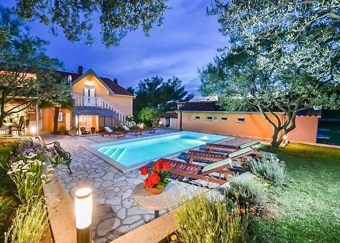 Amazing Home In Sveti Filip I Jakov בית נופש סבטי פיליפ אי ג'קוב