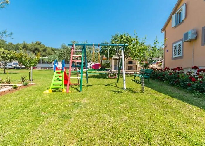 Amazing Home In Sveti Filip I Jakov בית נופש סבטי פיליפ אי ג'קוב