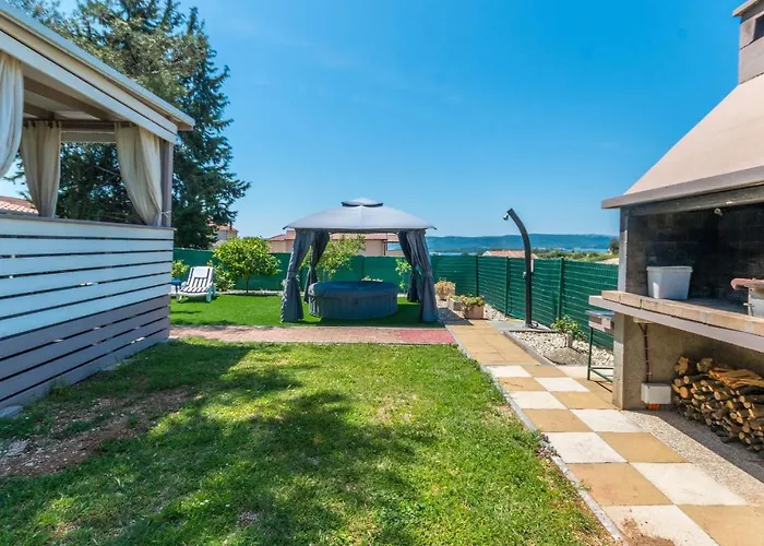 בית נופש Amazing Home In Sveti Filip I Jakov *
