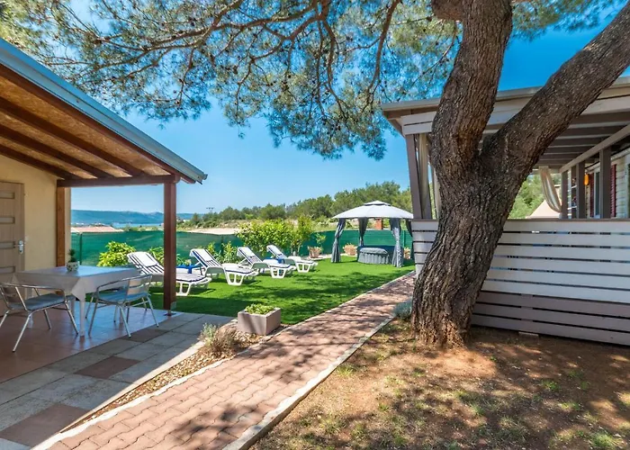 Amazing Home In Sveti Filip I Jakov בית נופש סבטי פיליפ אי ג'קוב