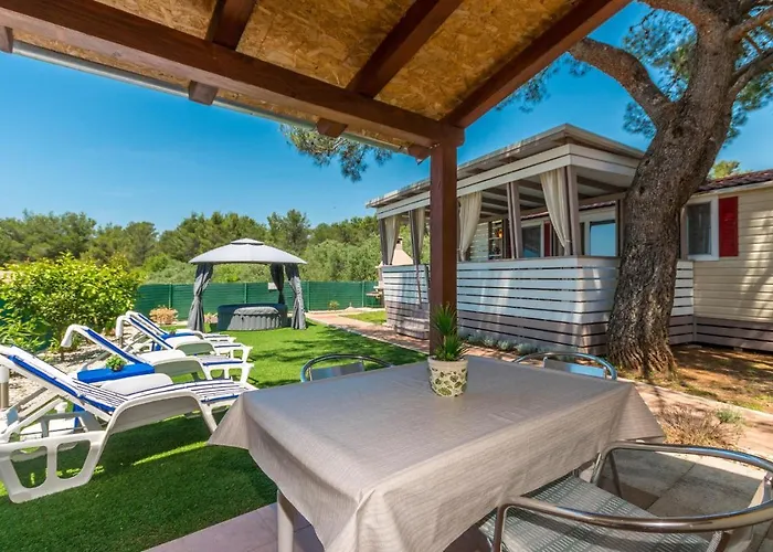 Amazing Home In Sveti Filip I Jakov בית נופש *