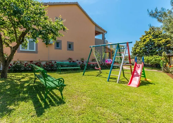 Amazing Home In Sveti Filip I Jakov *