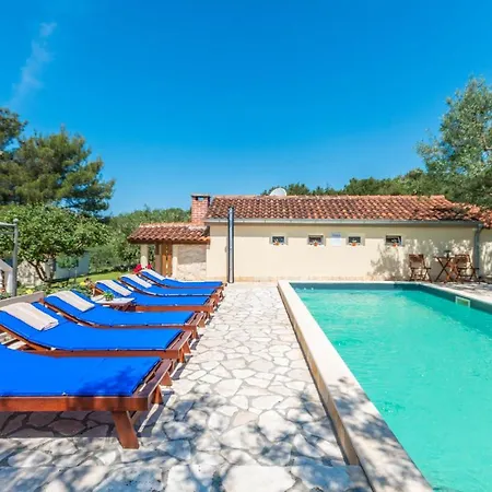 Beautiful Home In Sveti Filip I Jakov With Wifi
