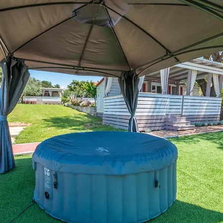 Amazing Home In Sveti Filip I Jakov Prázdninový dům *